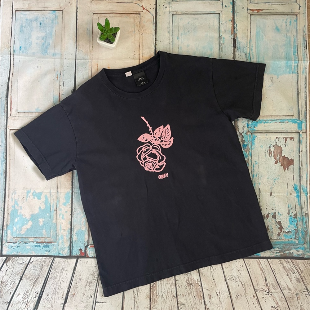 Black t-tshirt by Obey